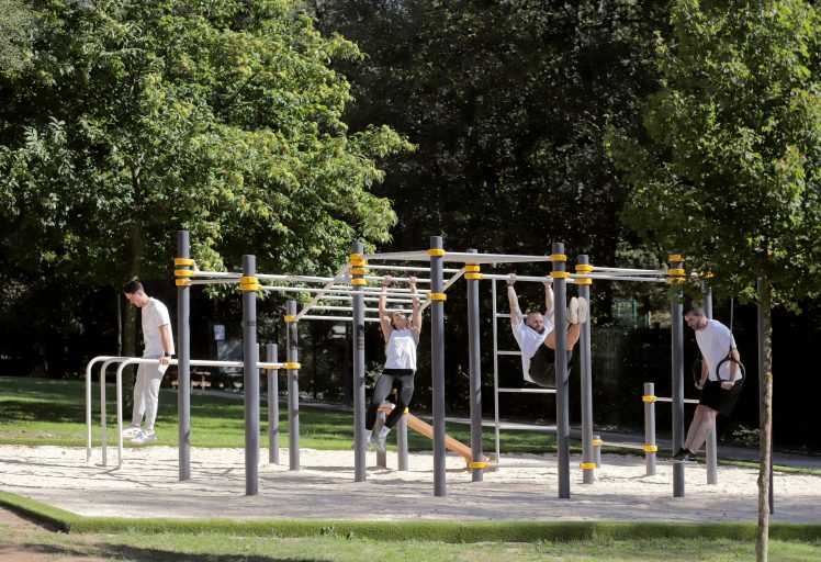 Área de entrenamiento urbano con estructuras de calistenia