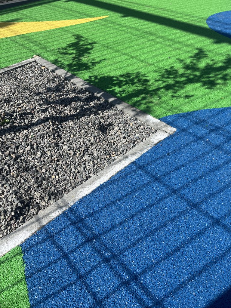 Pavimento continuo de caucho TPV Rosehill para parques infantiles, espacios recreativos y áreas deportivas.