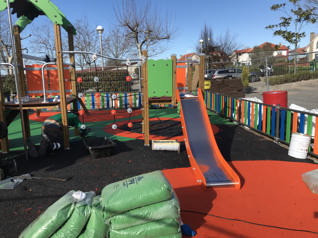 Pavimento continuo de caucho TPV Rosehill para parques infantiles, espacios recreativos y áreas deportivas.