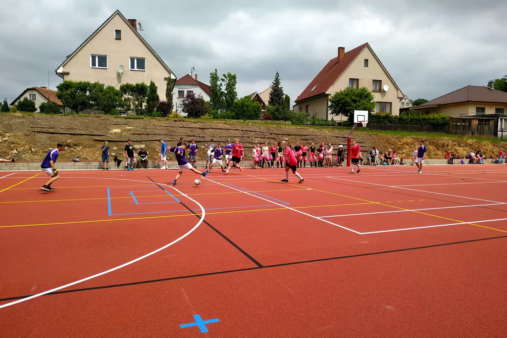 Pavimento continuo de caucho TPV Rosehill instalado en un colegio para áreas de juego y recreación infantil.