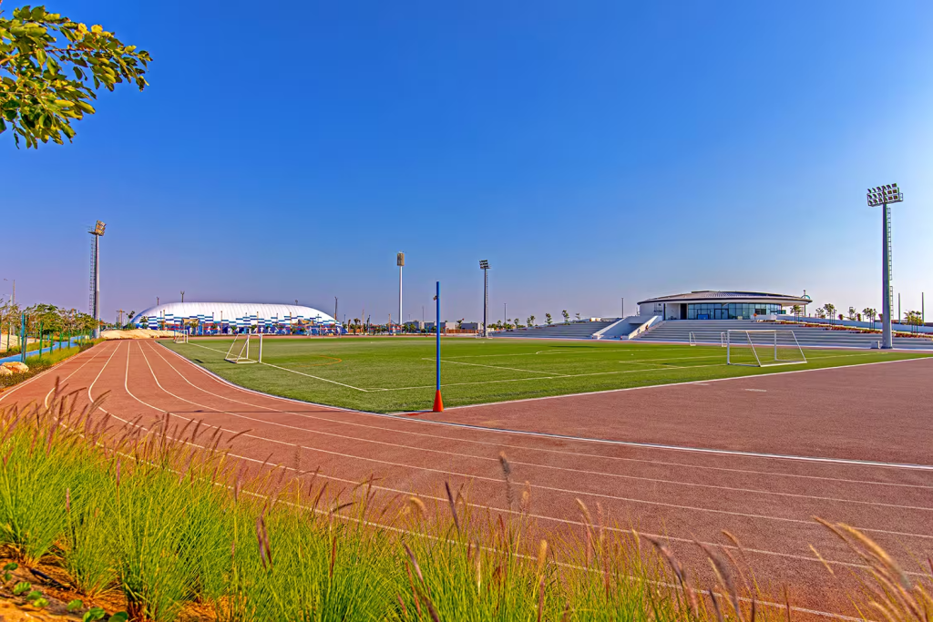 Pavimento deportivo de caucho Rosehill para pistas de atletismo y entrenamiento al aire libre.