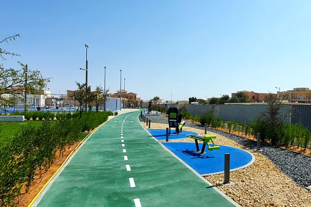Sendero con pavimento continuo de caucho Rosehill para parques, plazas y espacios públicos.