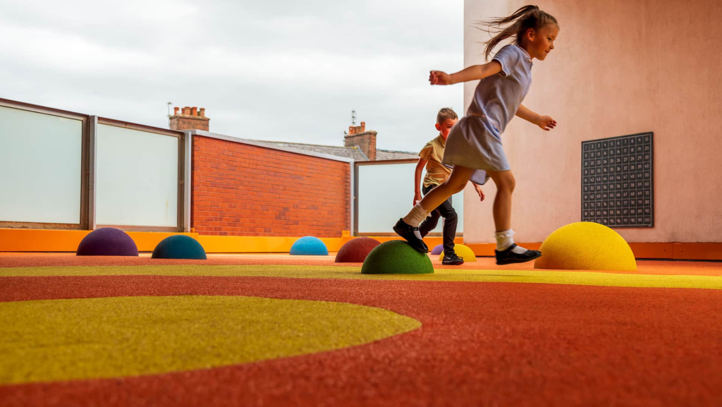 Pavimento continuo de caucho TPV Rosehill para parques infantiles, espacios recreativos y áreas deportivas.