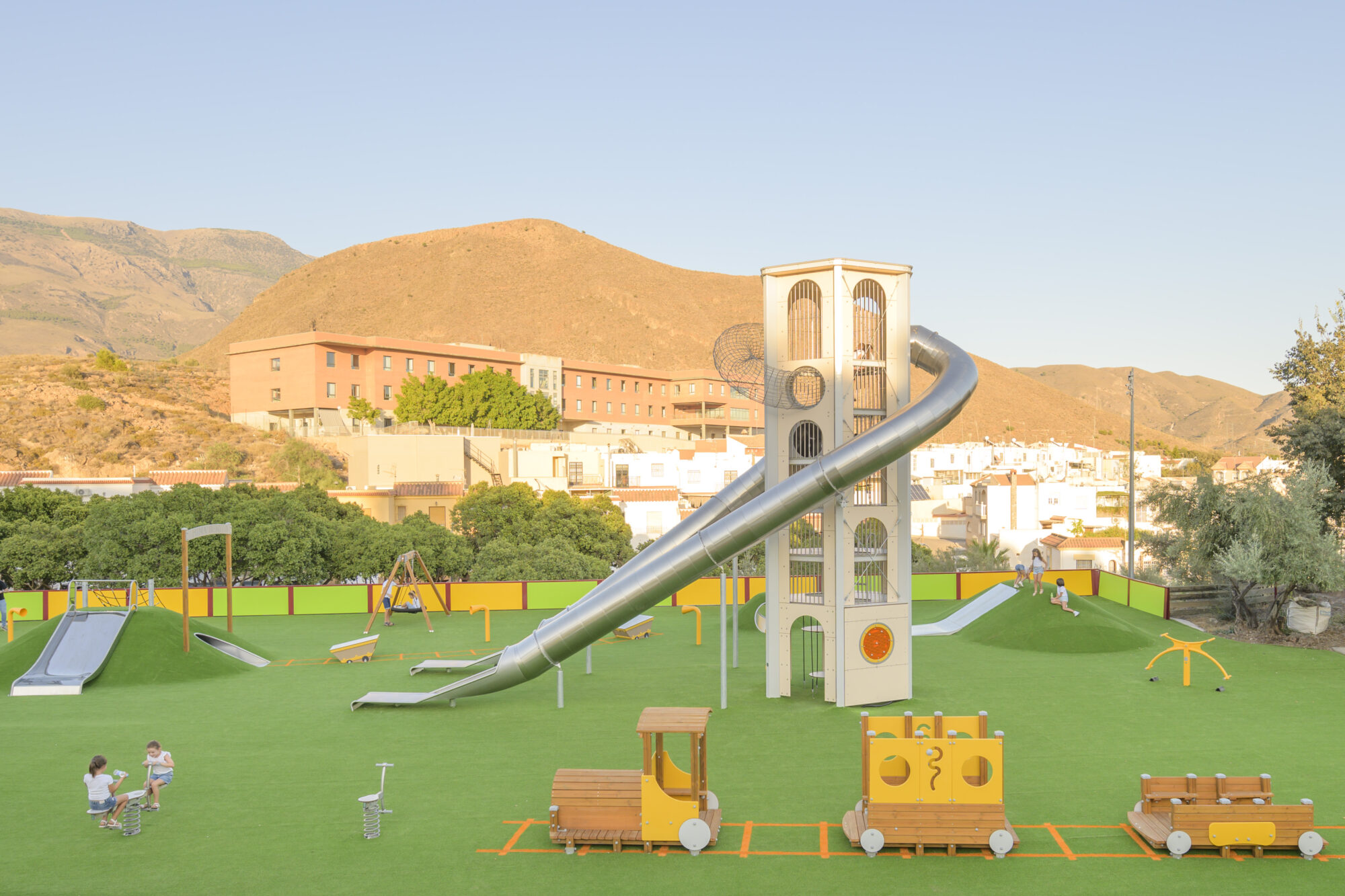 Megaestructura de juego XOGO para parques infantiles y espacios recreativo